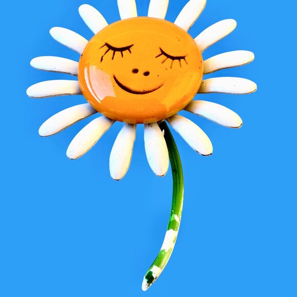 Vintage 1960s Enameled Metal Flower Daisy Brooch with Cartoon Face as is - Picture 4 of 11